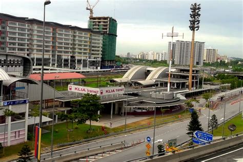 Bandar tasik selatan station (bts) is a malaysian interchange station located next to and named after bandar tasik selatan, in kuala lumpur. Bandar Tasik Selatan ERL Station, strategic connection ...
