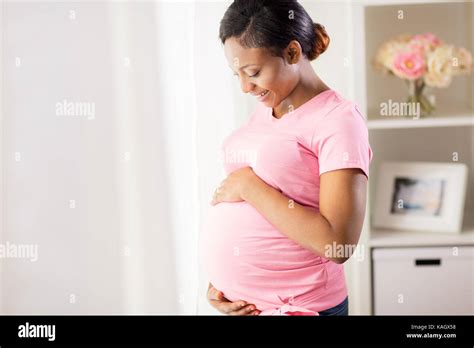 Grosse femme noire enceinte Banque de photographies et dimages à haute