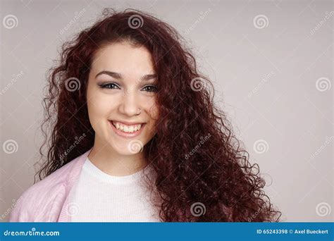Adolescente Sonriente Con El Pelo Rizado Foto De Archivo Imagen De Muchacha Feliz 65243398