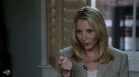 Lisa Kudrow Totally Brings It In Seething Speech On Sexism In Politics