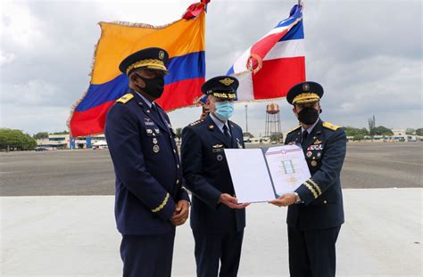 comandante fuerza aérea colombiana recibe condecoración por parte del comandante general de la