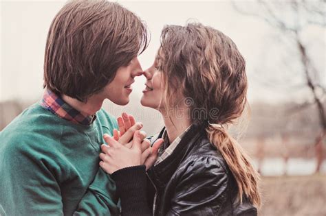 levensstijl dicht omhoog openluchtportret van het jonge het houden van paar kussen stock foto
