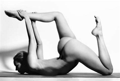 Nude Yoga Girl Si Allena Senza Veli Spopola Sui Social