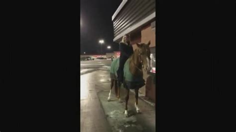 Woman Rides Horse Through Wendys Drive Thru Orders Horse A Classic