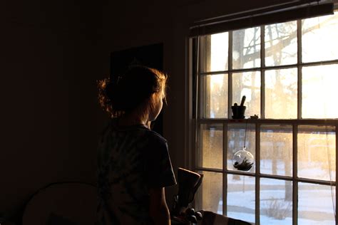 Девушка смотрит в окно со спины картинки