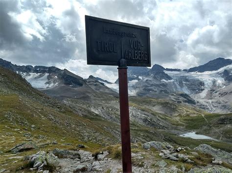 Da können wir ihnen weiterhelfen. Border between Tirol and Vorarlberg in Austria : Borderporn