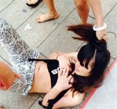 【画像】浮気した女が街中で服脱がされてるのって悲惨すぎるよな ポッカキット