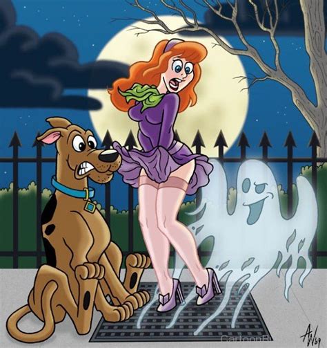 Daphne And Scooby Looking Scared From Ghosts