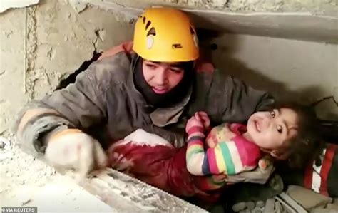 لحظة إنقاذ طفلة تركية من أنقاض الزلزال بعد 28 ساعة شاهد