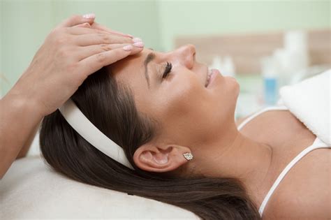 Premium Photo Beautiful Woman Getting Relaxing Face Massage