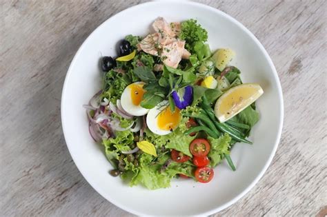 Ensalada De Salm N Nicoise Servida En Un Plato Aislado En Una Vista