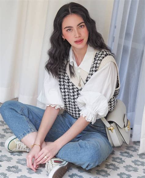 Ide Padu Padan Outfit Dengan Vest Ala Davika Hoorne