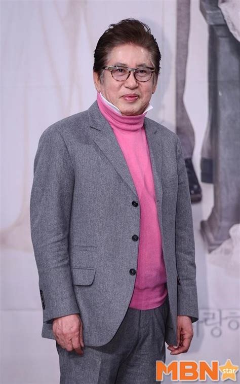 고향은 서울시 용산구 출생이며 키 178cm, 몸무게 71kg 입니다. 김용건 '학벌 좋은 방송 스타' 선구자…하정우 부친 - 매일경제