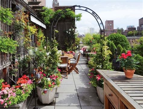 A blend of groundcover and container gardens make this rooftop deck feel magically lush. Urban Retreats: 10 Dreamy Rooftop Gardens | Apartment Therapy