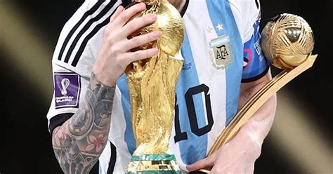 افخم خلفية ميسي وهو يقبل كأس العالم للايفون 4k