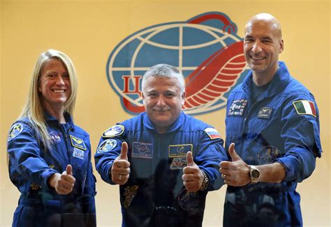 New Crew Arrives At Space Station Photo 1 Pictures Cbs News