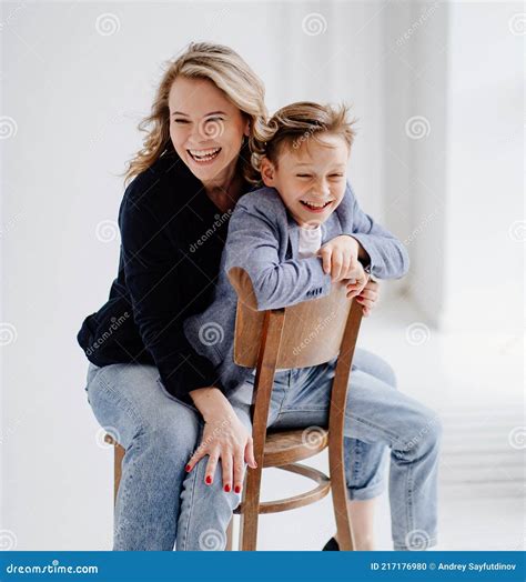 Son Posing With Mom Telegraph