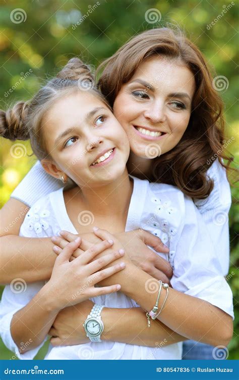 Retrato De La Madre Y De La Hija Foto De Archivo Imagen De Felicidad