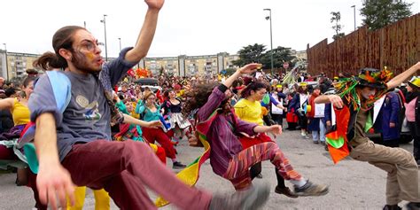 Corpi E Spazio Urbano Il Carnevale Sociale Di Napoli Si Riprende La