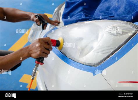 Mechanics Hand Is Polishing The Cars Headlight Stock Photo Alamy