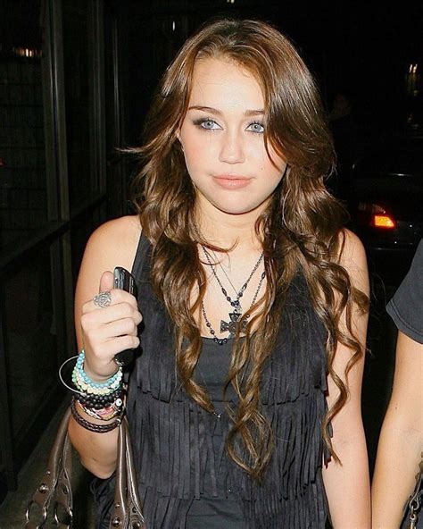 Pin By Cool Girl On Iconic Miley Cyrus Hair Miley Cyrus Long Hair Miley Cyrus Photoshoot