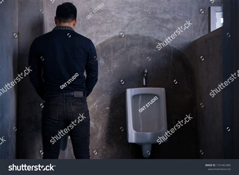 Zdjęcie Stockowe „handsome Man Peeing Toilet Bowl Restroomurinals