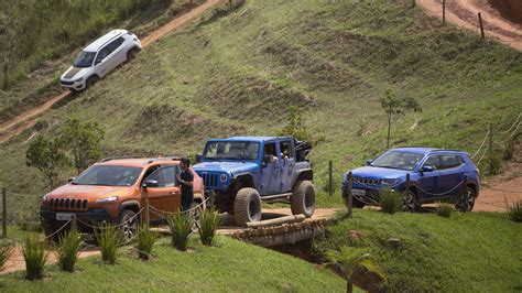 Jeep Celebra Dia 4x4 Com Teste Off Road E Modelos Clássicos