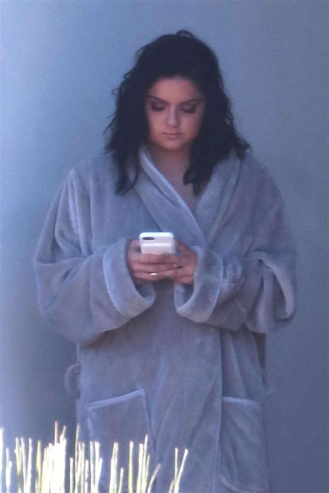 ariel winter taking a selfie in her bathrobe 14 11 2016 hawtcelebs