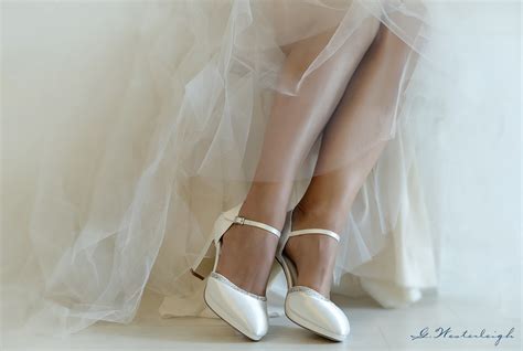 Sandalo sposa pedullà pelle perla con chiusura a t. scarpe da sposa tacco largo on line 10 cm collezione 2019Sposatelier
