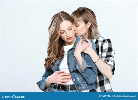 Junge Lesbische Paare Die Zusammen Lokalisiert Auf Blau Umarmen Und Aufwerfen Stockfoto Bild