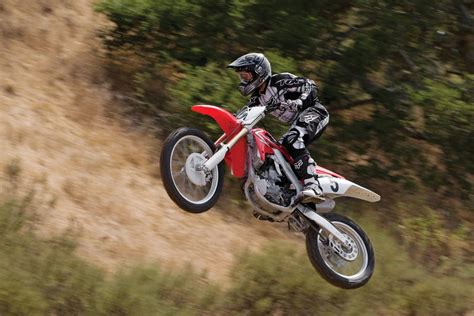 The honda crf 250 r model is a cross / motocross bike manufactured by honda. 2010 Honda CRF250R Review - Top Speed