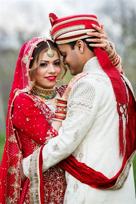 Indian Couple In Red Indian Wedding Photos Chicago Wedding