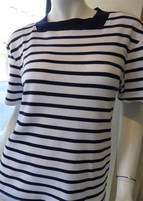 Dans un clin d'œil au style streetwear, pull&bear propose des vêtements au style androgyne, enrichissant ses créations d'influences grunge. Robe mariniere femme