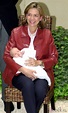 La Infanta Cristina con su hijo recién nacido Miguel en 2002 - La vida ...