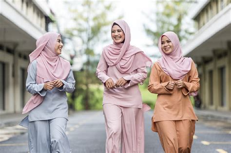 Hijabers Ayo Coba 5 Model Rok Panjang Yang Sedang Tren Ini Bukareview