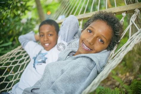 男孩和朋友躺在吊床上高清图片下载 正版图片501842990 摄图网
