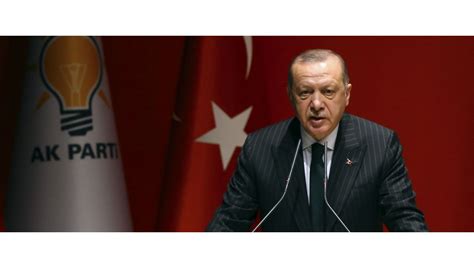 Bayrak, hırvatistan'ın merkezi olarak yerleştirilmiş arması üzerine arma tacı (tarihi hırvat bölgelerinin armalarından oluşan) haricinde, hırvatistan cumhuriyeti bayrağının bir modifikasyonudur. Cumhurbaşkanı Erdoğan 14 ilin adayını açıkladı | NTV