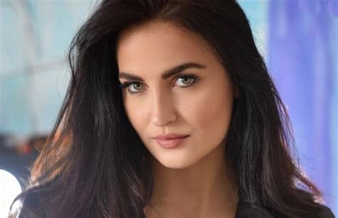 That's when they exchanged numbers. bollywood actress elli avram reacts on hardik pandya and ...