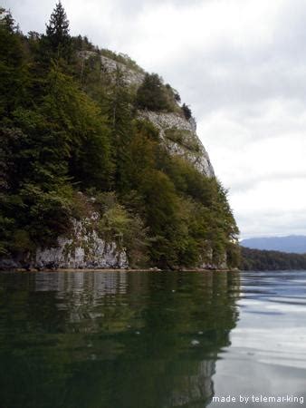 Falkensteinwand je dvestometrová stena nad krásnym modrým jazerom wolfgangsee. Wolfgangsee, Falkensteinwand - Fotos auf Taucher.Net