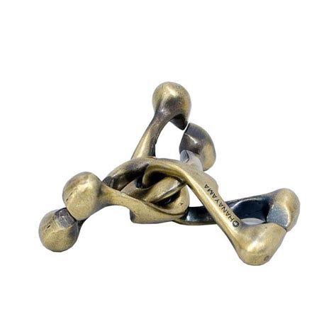A puzzle that interlocks each piece with the two other pieces via an elusive, organic design. Acheter Metal Puzzles Hanayama Cast Trinity