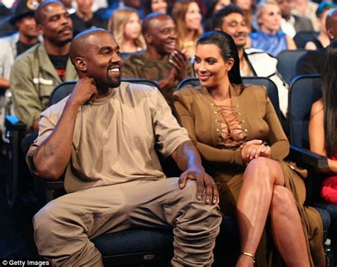 Pregnant Kim Kardashian Supports Kanye West At Vma 2015 Daily Mail Online