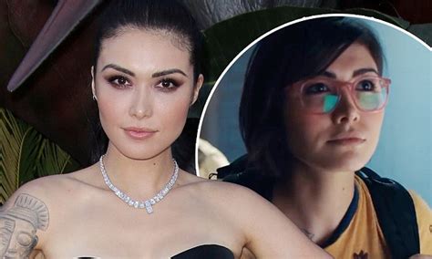 Jurassic World Fallen Kingdom Star Daniella Pineda Reveals Character S Lesbian Line Cut From Movie