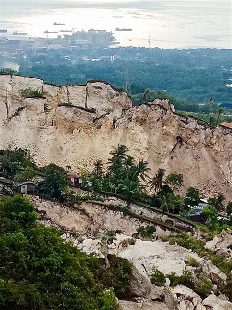 In Photos Rescuers Dig For Survivors In Naga Cebu Landslide