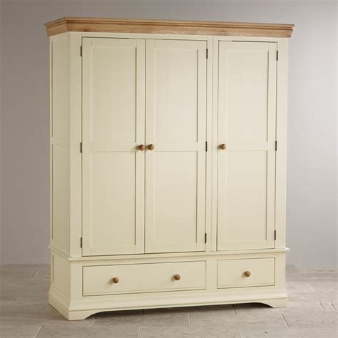 But you need to remember that the key to designing a country cottage bedroom is simplicity along with a little resourcefulness and initiative. Country Cottage Natural Oak Triple Wardrobe - Cream Painted
