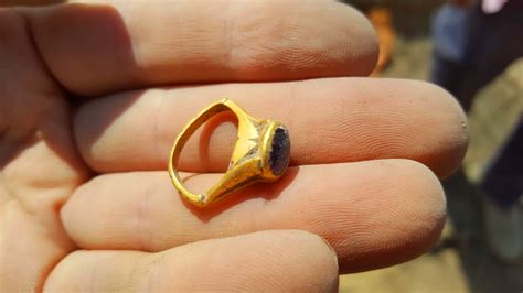 Israeli Archaeologists Find Spectacular Ancient Gold Ring Scinews