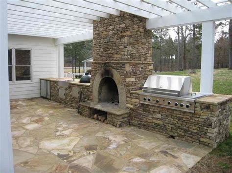 Our certified outdoor fireplace specialists here at efireplacestore will gladly offer you free advice! Outdoor kitchen with fireplace and attached to house ...