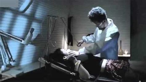 变态医生绑架美女，在她身上做实验腾讯视频