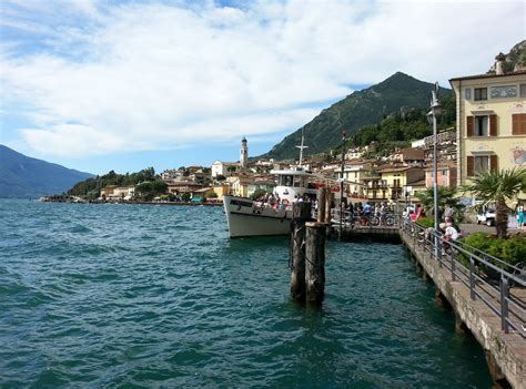 Italiens fußballlegende francesco totti (l) zeigt, was in den nächsten wochen im mittelpunkt steht Italie Gardameer | Gardameer, Italië, Vakantie