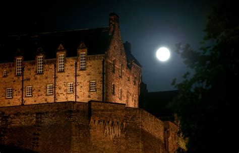 In Pics Sight Of Sturgeon Moon Above Edinburgh Castle Thrills