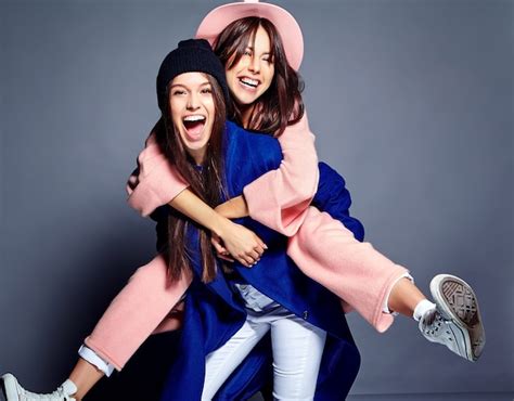 Modeporträt Von Zwei Lächelnden Brünetten Frauenmodellen Im Sommer Lässigen Hipster Mantel